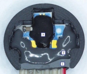 תמונה 4.  1. הדבקת חיווט לגוף המנוע      לשחרור מאמצים      2. כיסוי אזור ההלחמות למניעת      שפמים 3. כיסוי רכיבים אלקטרוניים על גבי      ה-PCB             