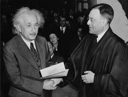איור 1. פרס נובל לפיסיקה  ניתן לאיינשטיין ב-1921