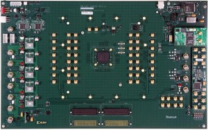 איור 1. ערכת איפיון Xilinx Spartan-6 FPGA SP623 בעלת מספר מחברי SMA המורכבים על גבי לוחות מעגלים מודפסים 