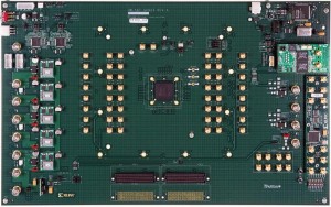 איור 1. ערכת איפיון Xilinx Spartan-6 FPGA SP623 בעלת מספר מחברי SMA המורכבים על גבי לוחות מעגלים מודפסים