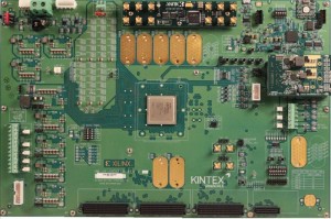 איור 3. ערכת איפיון Xilinx Kintex UltraScale FPGA KCU1250 עם 8 לוחות ®