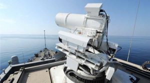 תמונת כותרת: מטוס ה-ABL - AIRBORNE LASER של חיל האוויר האמריקני צילום: Master Sgt. James Graham ,us air force לעיל: תותח הלייזר על סיפונה של ספינת הקרב האמריקנית USS PONCE צילום: U.S. Navy, John F. Williams
