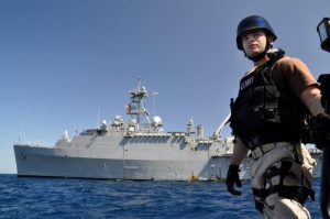 תמונת כותרת: תותח הלייזר על סיפונה של USS PONCE צילום: US NAVY תמונה לעיל: ספינת חיל הים האמריקנית PONCE בפעילות בים האדום צילום: US NAVY