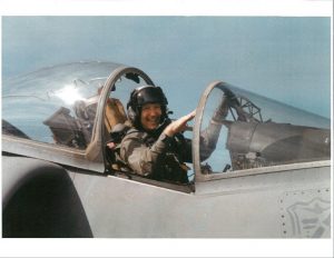 לעיל: אריק ואן קאמפ בתא הטייס של מטוס הרייאר תמונת הכותרת: F-35