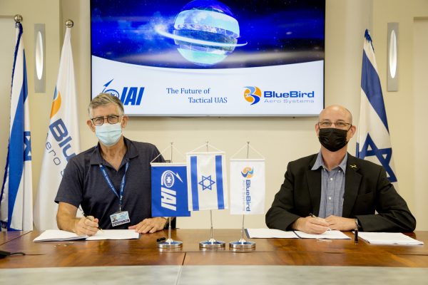 מימין לשמאל: רונן נדיר, מנכ"ל BlueBird Aero Systems ונמרוד שפר מנכ"ל התעשייה האווירית (קרדיט: אלון רון, התעשייה האווירית) מימין לשמאל: רונן נדיר, מנכ"ל BlueBird Aero Systems ונמרוד שפר מנכ"ל התעשייה האווירית (קרדיט: אלון רון, התעשייה האווירית)
