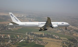 מטוס האבטיפוס ER777-300 במטס יום העצמאות