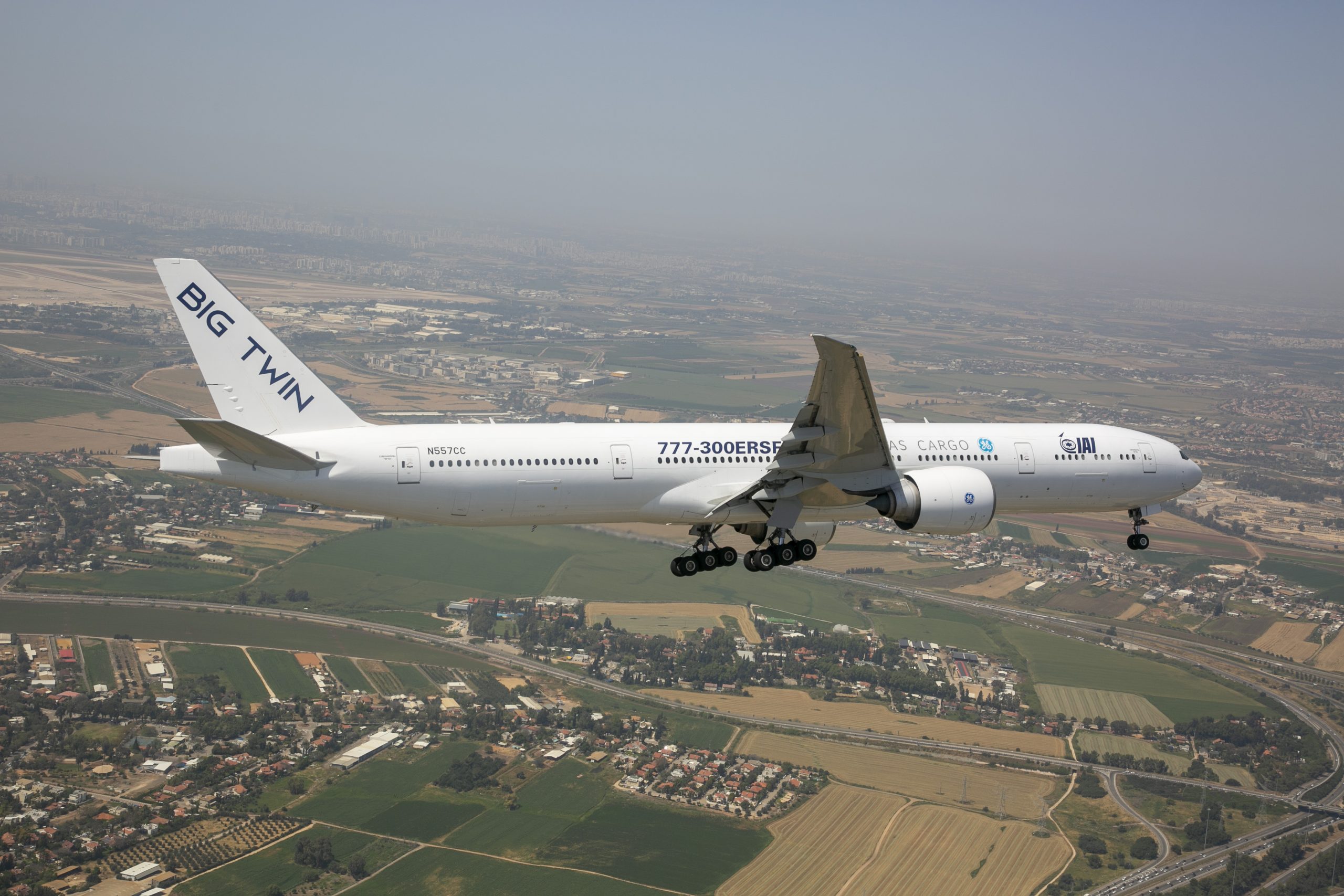 מטוס האבטיפוס ER777-300 במטס יום העצמאות