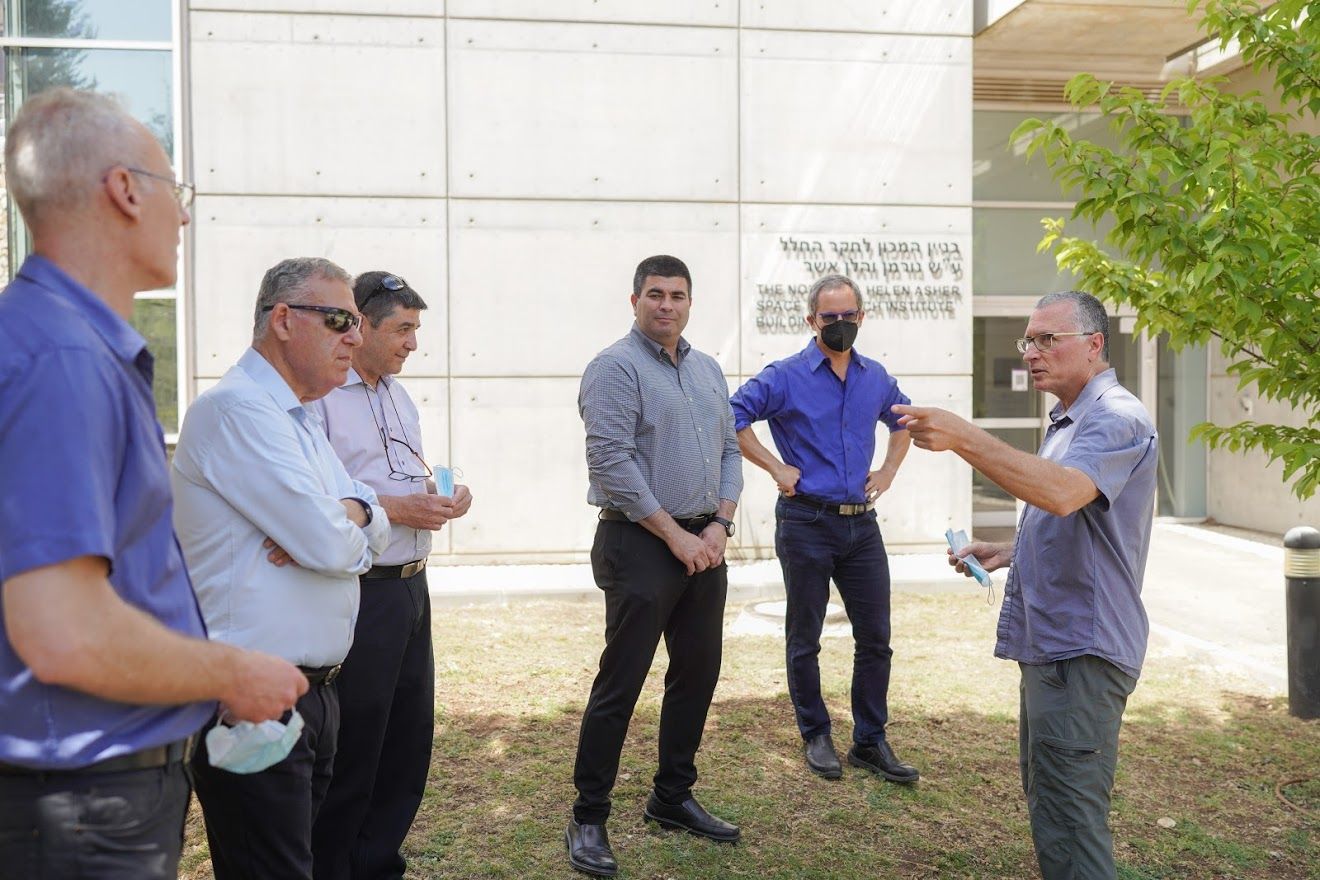 בתמונה: ביקור במעבדות מכון אשר לחקר החלל יחד עם פרופ' יורם רוזן ראש המכון קרדיט צילום : ניצן זוהר, דוברות הטכניון