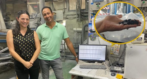 בתמונה מובילי הפרויקט מימין לשמאל: אירה יואבי- מנהלת QA נירלט וסער סינווני- מנהל צוות Delivery. בעיגול - חומר בתהליך הייצור.