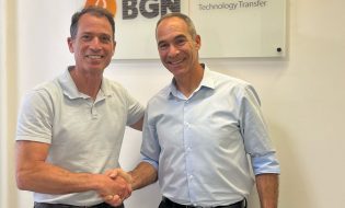 ארנון קולומבוס מימין וג'וש פלג בחתימת ההסכם