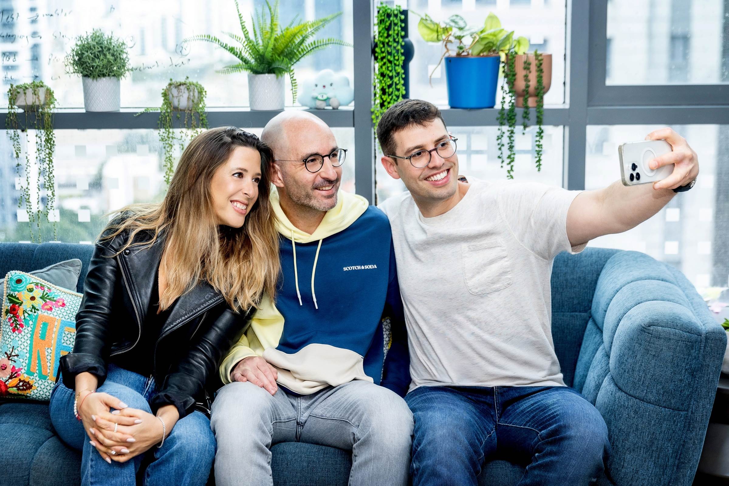 בתמונה - מימין מייסדי Run AI עמרי גלר רונן דר והמשקיעה הגדולה בחברה איה פטרבורג שותפה בקרן S Capital - קרדיט שרון לוין 