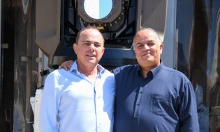 יור רפאל, דר יובל שטייניץ מנכל רפאל יואב תורג'מן ליד מערכת מגן אור- קרדיט דוברות רפאל