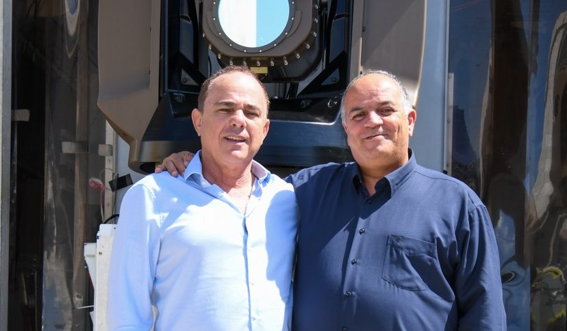 יור רפאל, דר יובל שטייניץ מנכל רפאל יואב תורג'מן ליד מערכת מגן אור- קרדיט דוברות רפאל