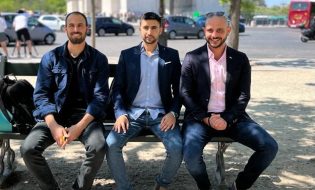 תמונת השלישיה על הספסל מימין לשמאל: יהונתן זכריה, הבעלים של B2Z, שהוביל את העסקה עבור סאמיט. אשר קנינו, שותף מייסד ו-CEO. בר לוי, שותף מייסד ו-CPO קרדיט: עצמי/סאמיט