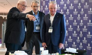 1. מימין לשמאל: נשיא Boeing Global ד"ר ברנדון נלסון, נשיא בואינג ישראל אלוף (מיל') עידו נחושתן ונשיא הטכניון פרופ' אורי סיון ליד מודל הקמפוס