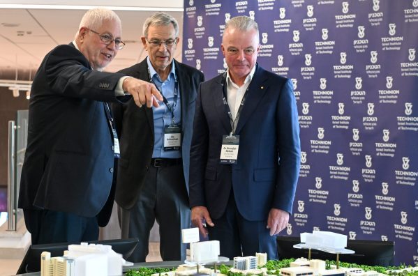 1. מימין לשמאל: נשיא Boeing Global ד"ר ברנדון נלסון, נשיא בואינג ישראל אלוף (מיל') עידו נחושתן ונשיא הטכניון פרופ' אורי סיון ליד מודל הקמפוס