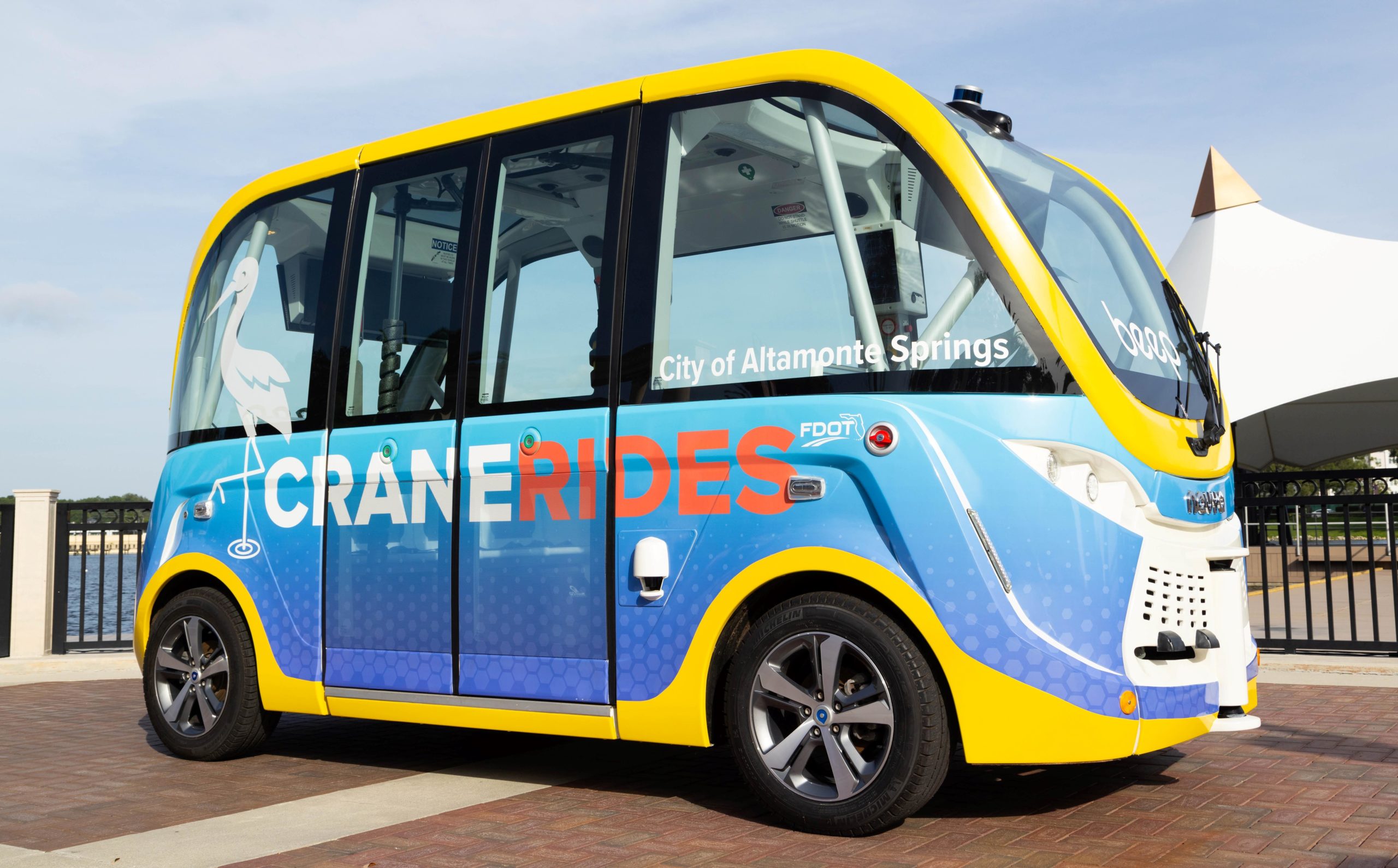 שאטל אוטונומי של Beep במסגרת שירות CraneRIDES בעיר אלטמונטה ספרינגס שבפלורידה. ההשקעה בהובלת מובילאיי נועדה לסייע ל־Beep להרחיב את רשתות התחבורה האוטונומיות ואת פלטפורמת AutonomOS. קרדיט: Beep